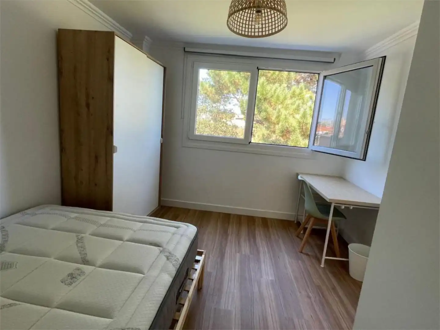 Habitación de Piso de alquiler en Oleiros con Parquet y Amueblado