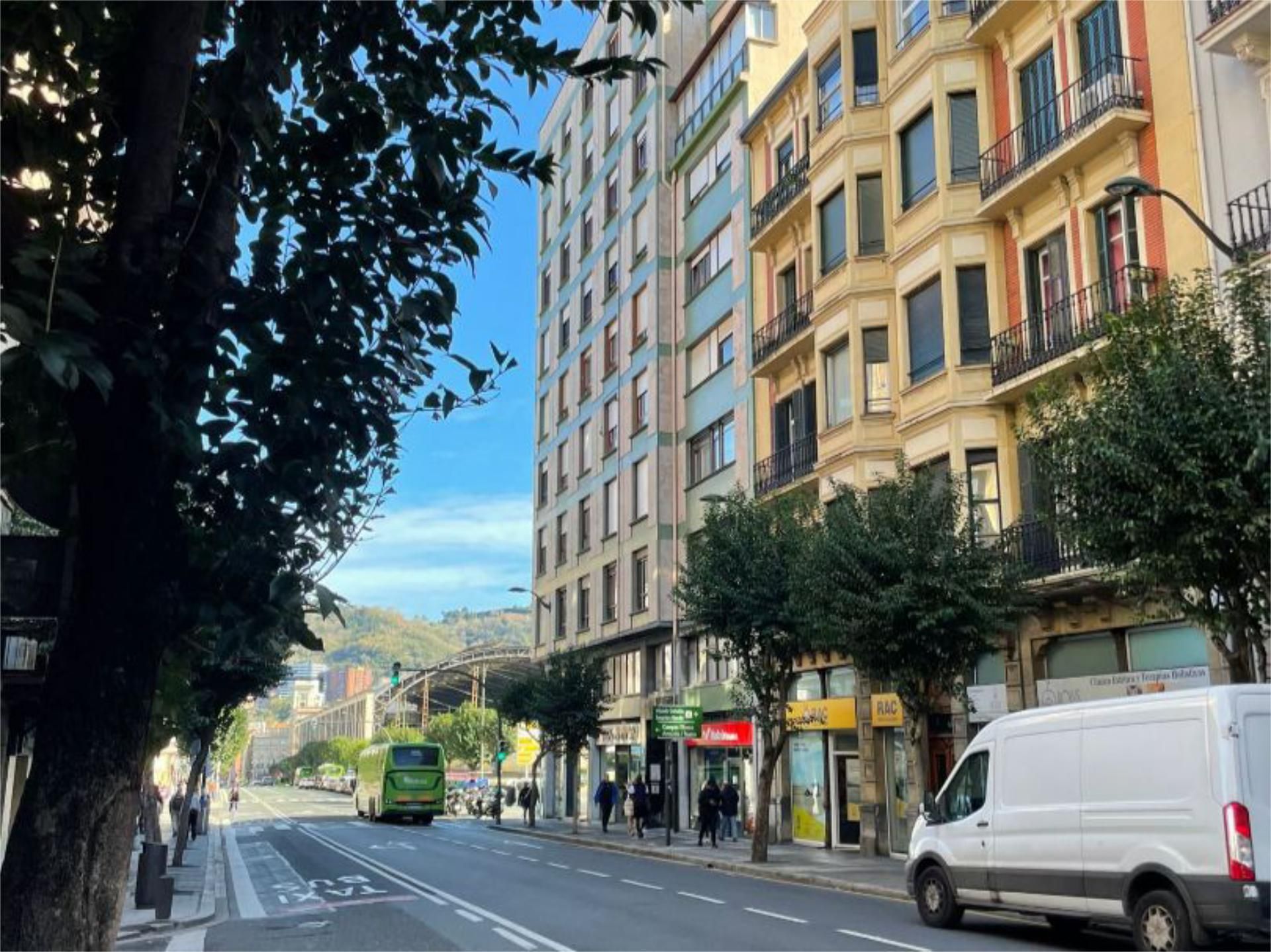 Vista exterior de Pis de lloguer en Bilbao  amb Calefacció i Balcó