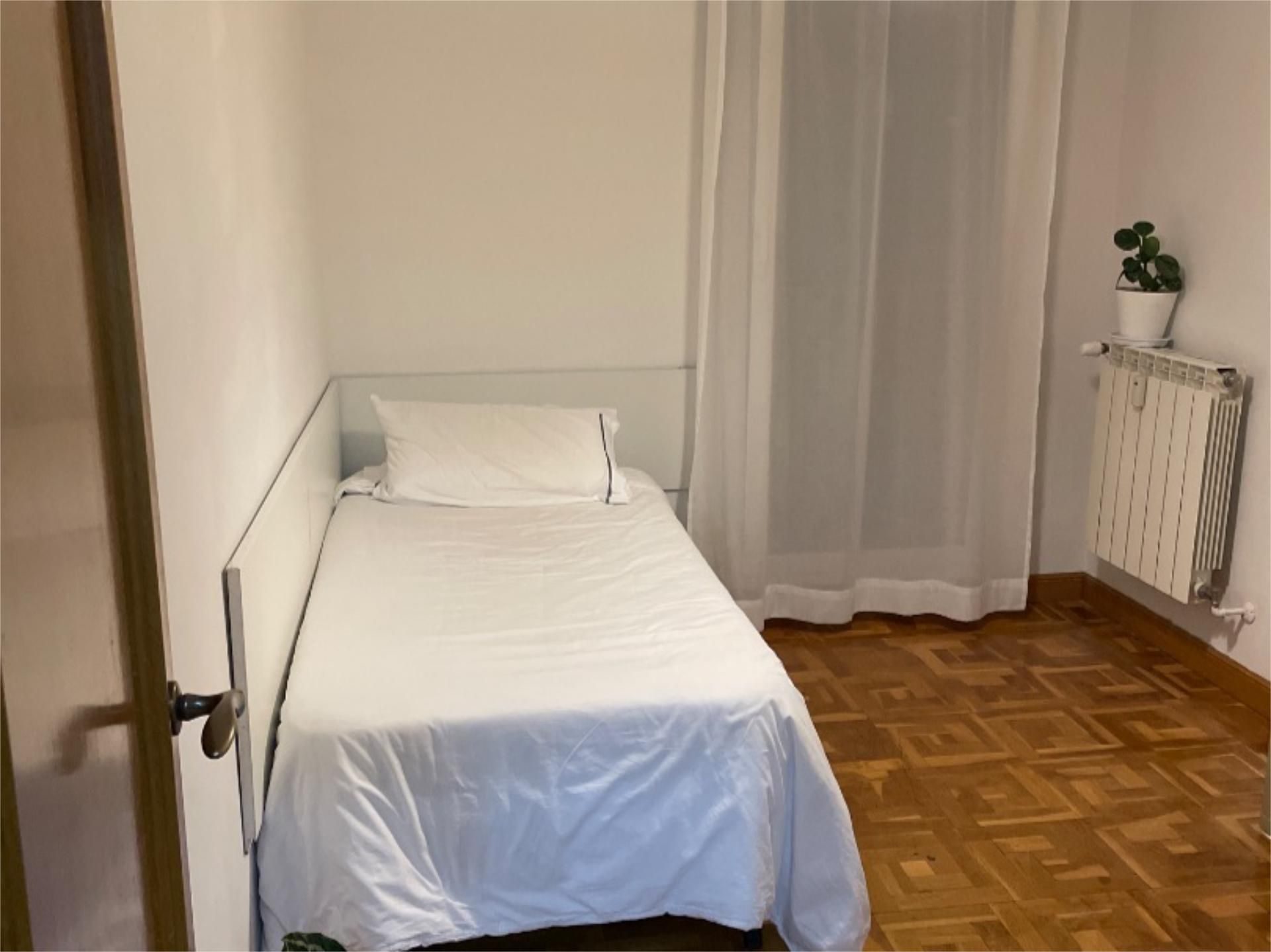 Bedroom of Flat to share in Burlada / Burlata