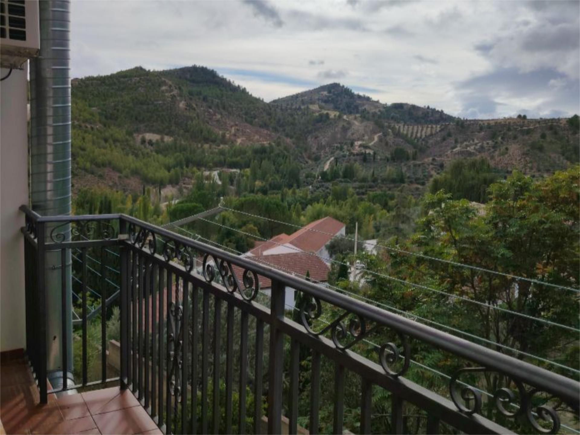 Vista exterior de Casa adosada en venda en Castril amb Terrassa, Traster i Moblat