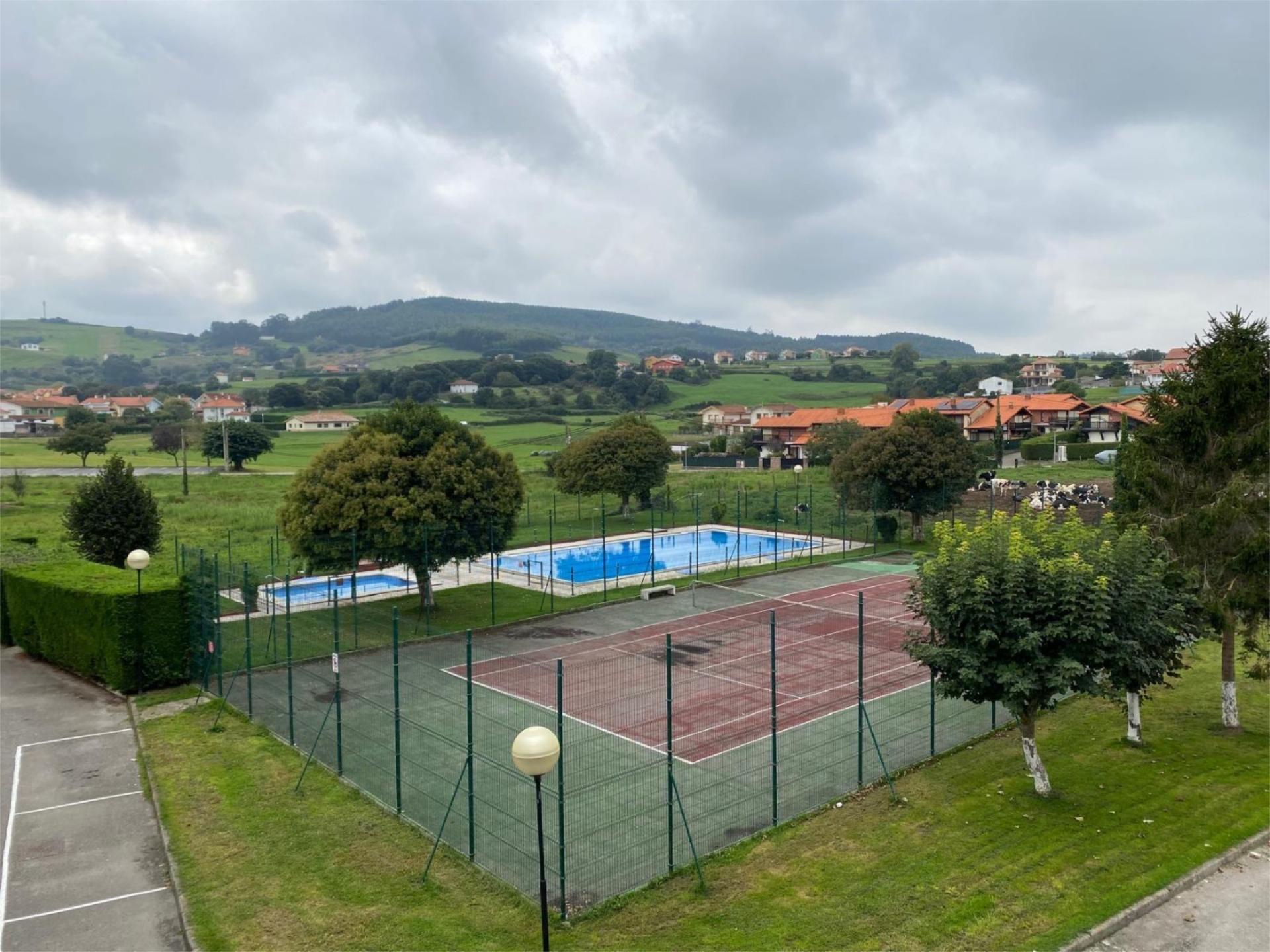 Piscina de Apartament en venda en Bareyo amb Piscina, Moblat i Aparcament comunitari