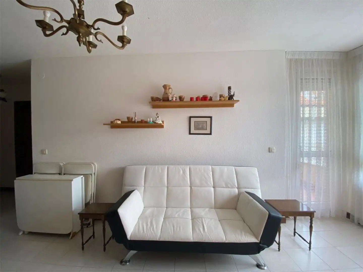 Apartamento en venta en Avenida Benedicto Ruiz, 709, Ajo Sala de estar de Apartamento en venta en Bareyo con Piscina, Amueblado y Parking comunitario