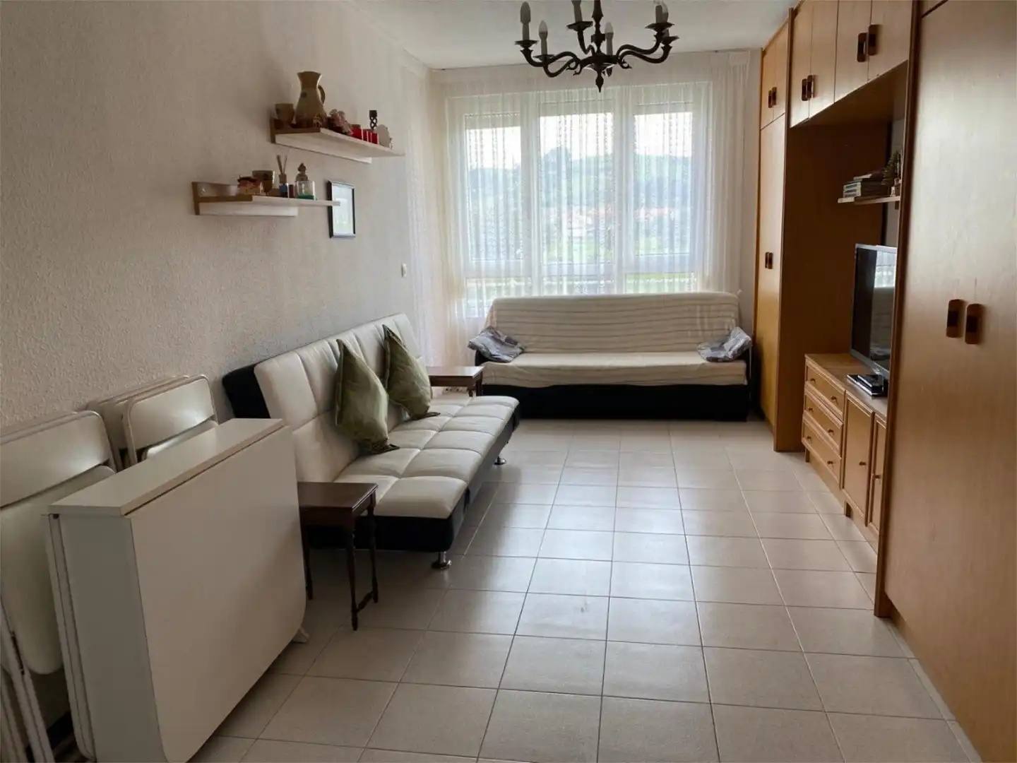 Apartamento en venta en Avenida Benedicto Ruiz, 709, Ajo Sala de estar de Apartamento en venta en Bareyo con Piscina, Amueblado y Parking comunitario