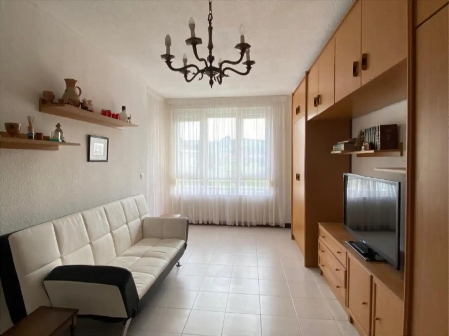 Apartamento en venta en Avenida Benedicto Ruiz, 709, Ajo Sala de estar de Apartamento en venta en Bareyo con Piscina, Amueblado y Parking comunitario