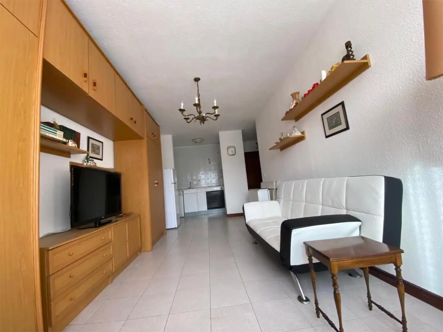 Apartamento en venta en Avenida Benedicto Ruiz, 709, Ajo Sala de estar de Apartamento en venta en Bareyo con Piscina, Amueblado y Parking comunitario