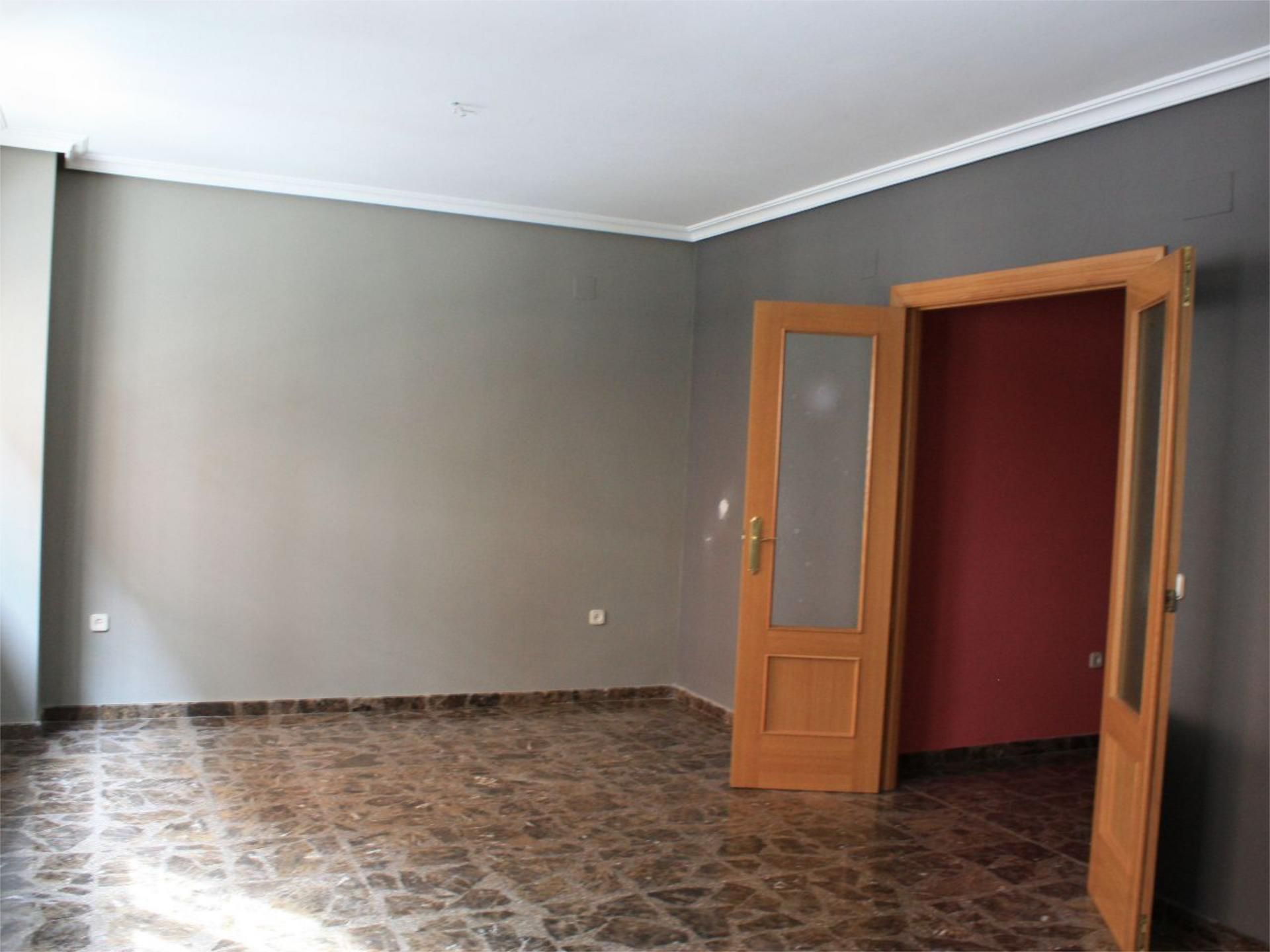 Piso de alquiler en  Albacete Capital con Calefacción y Parking comunitario
