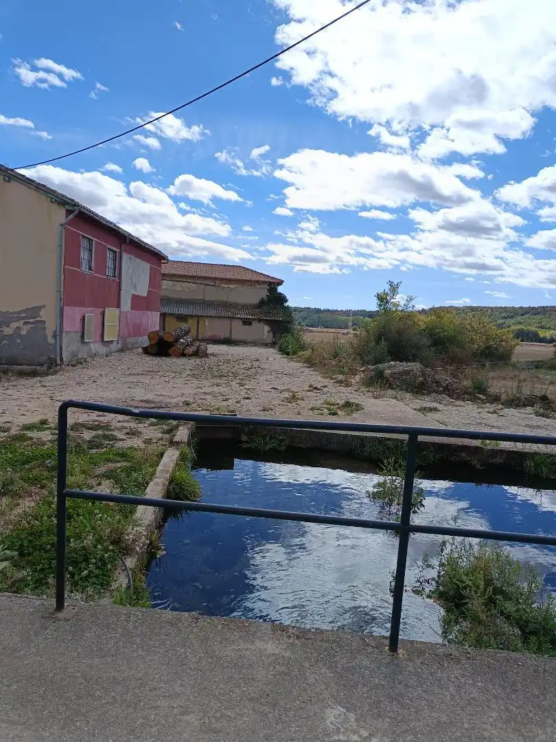 Casa adosada en venda a Calle Mayor, 87, Mantinos Vista exterior de Casa adosada en venda en Mantinos amb Calefacció