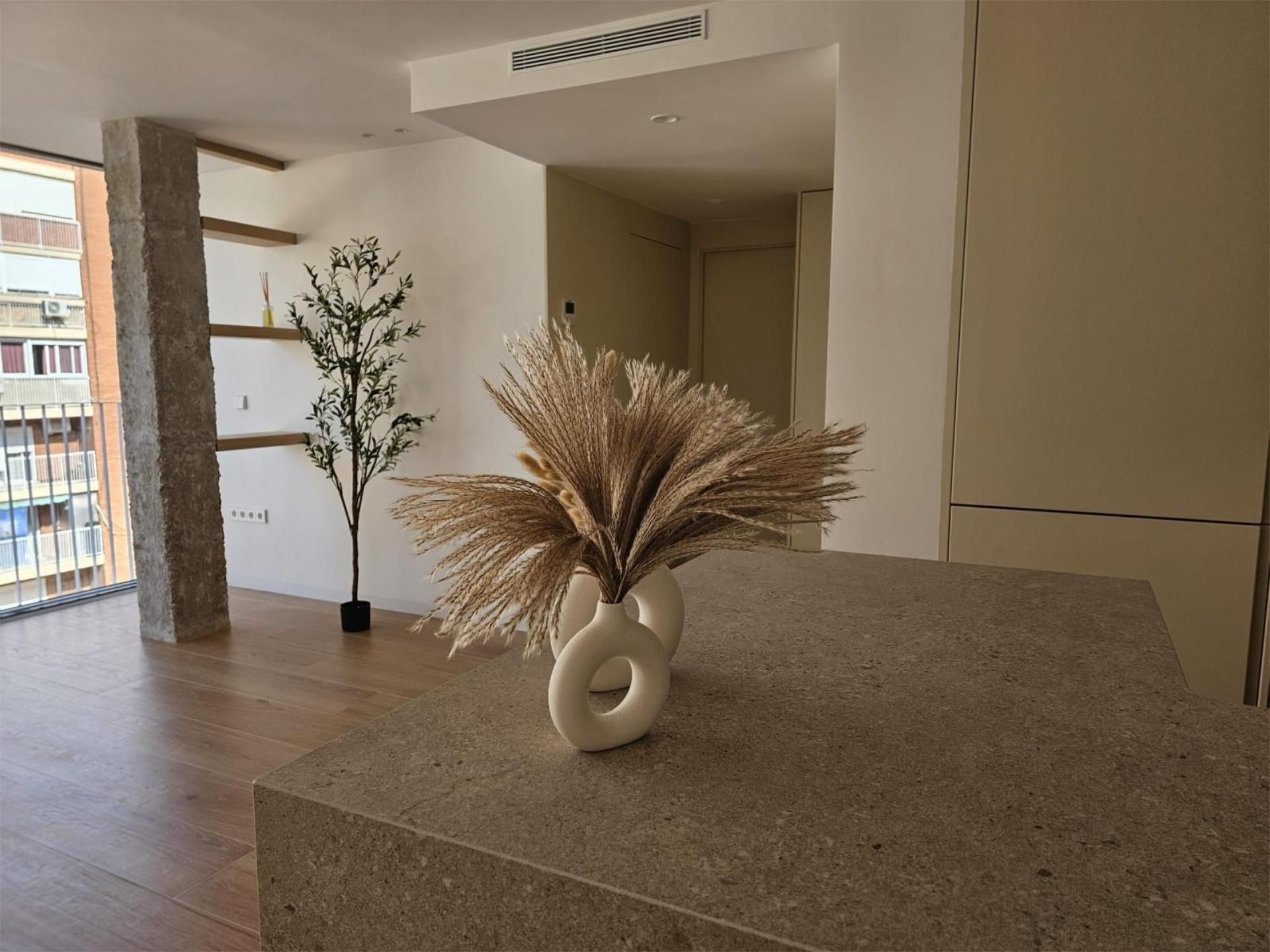 Flat to rent in  Valencia Capital  with Air Conditioner and Balcony