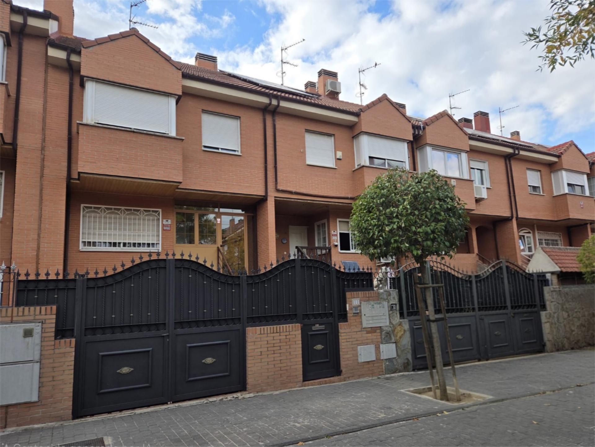 Vista exterior de Casa adosada en venda en Fuenlabrada amb Calefacció, Jardí privat i Parquet