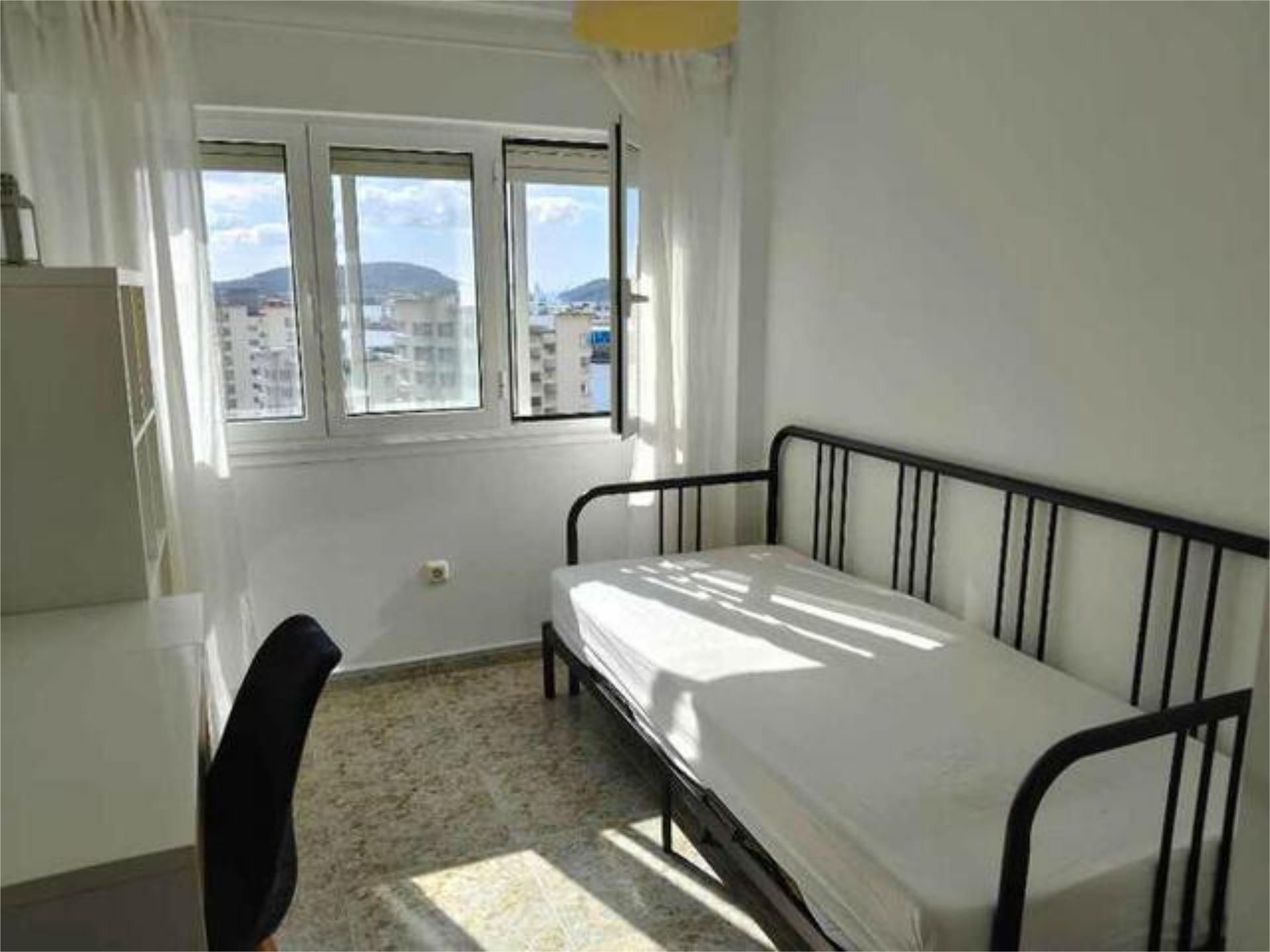 Dormitori de Pis en venda en Ferrol amb Terrassa i Moblat