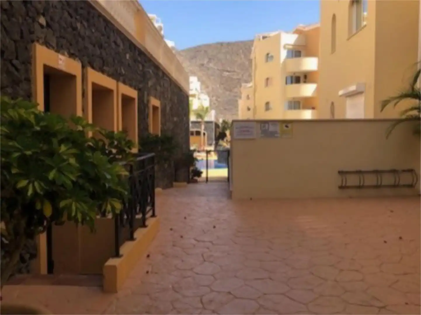 Apartamento de alquiler en Calle Caleta, 3, Los Cristianos Vista exterior de Apartamento de alquiler en Arona con Terraza, Piscina y Amueblado