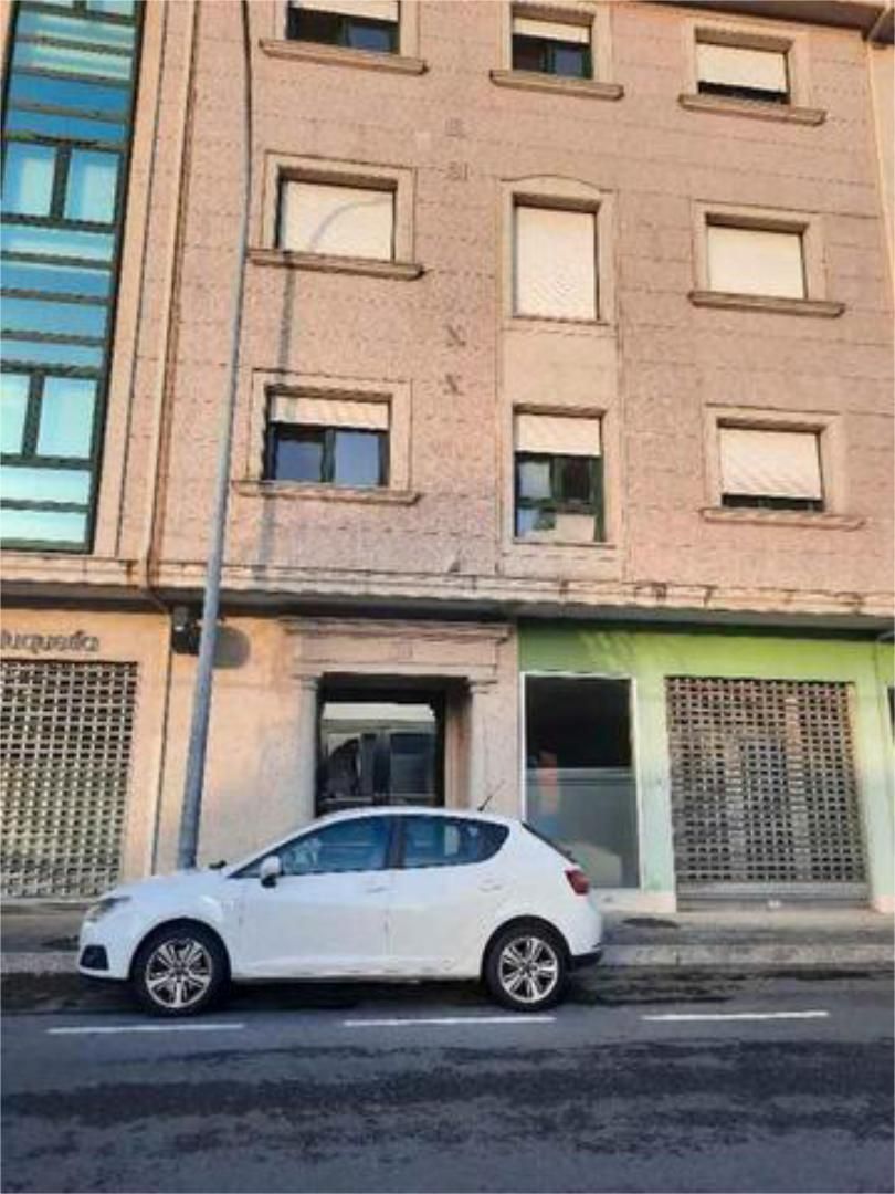 Vista exterior de Apartament de lloguer en Ordes amb Calefacció, Traster i Moblat