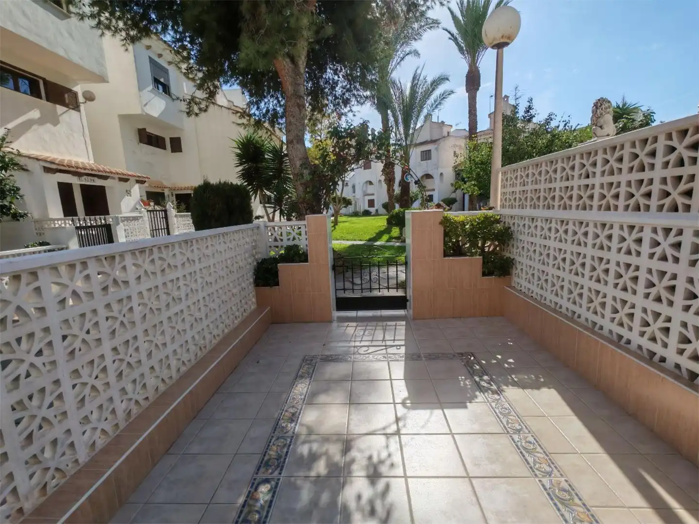 Dúplex en venta en Urbanización Calas Blancas, 1, Nueva Torrevieja Jardín de Dúplex en venta en Torrevieja con Terraza, Piscina y Amueblado