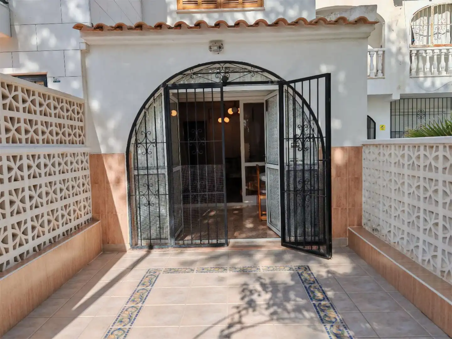 Dúplex en venta en Urbanización Calas Blancas, 1, Nueva Torrevieja Dúplex en venta en Torrevieja con Terraza, Piscina y Amueblado