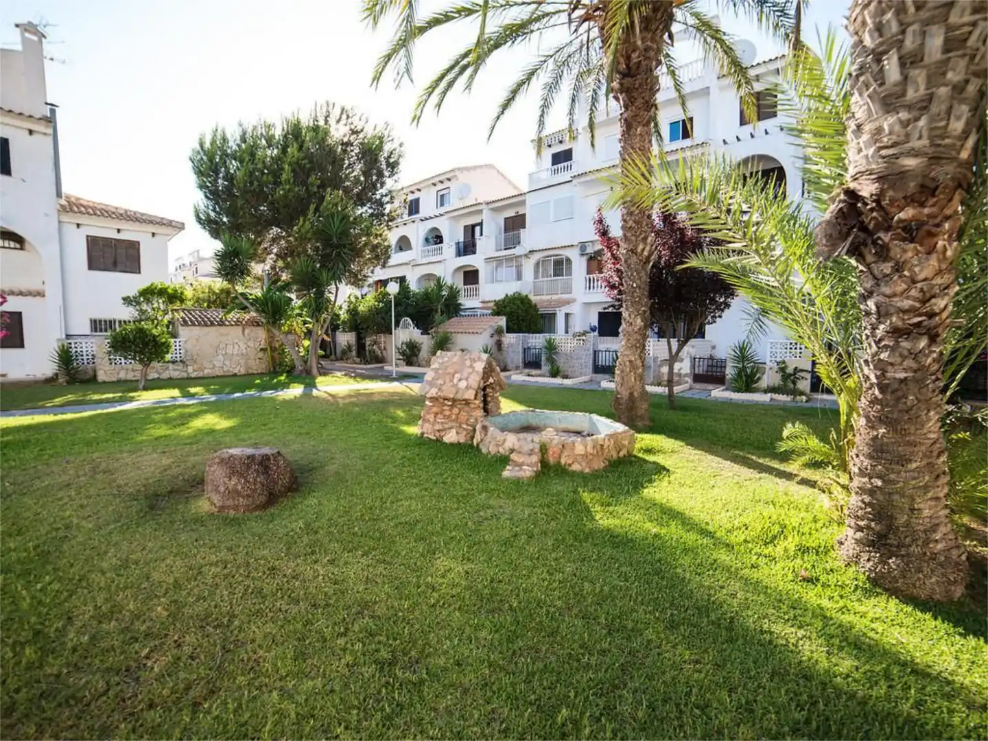 Dúplex en venta en Urbanización Calas Blancas, 1, Nueva Torrevieja Jardín de Dúplex en venta en Torrevieja con Terraza, Piscina y Amueblado
