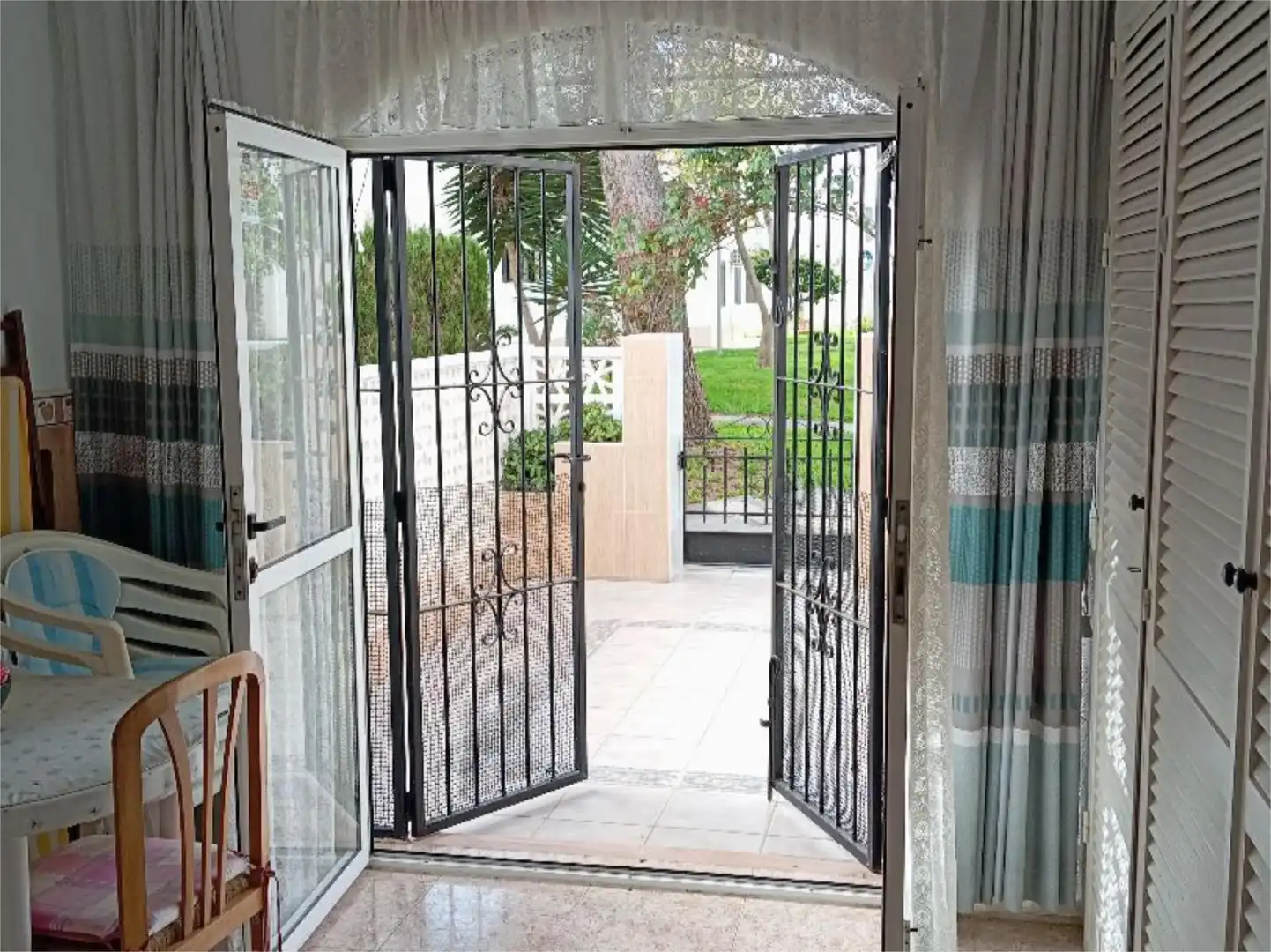 Dúplex en venta en Urbanización Calas Blancas, 1, Nueva Torrevieja Dúplex en venta en Torrevieja con Terraza, Piscina y Amueblado
