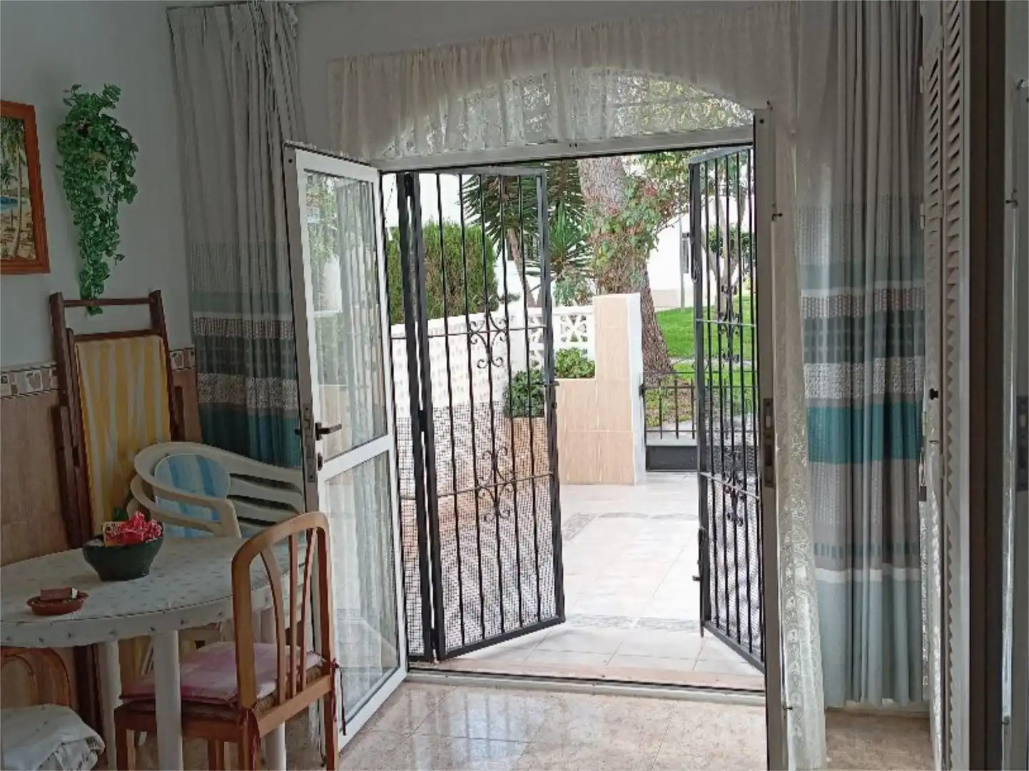 Dúplex en venta en Urbanización Calas Blancas, 1, Nueva Torrevieja Dúplex en venta en Torrevieja con Terraza, Piscina y Amueblado