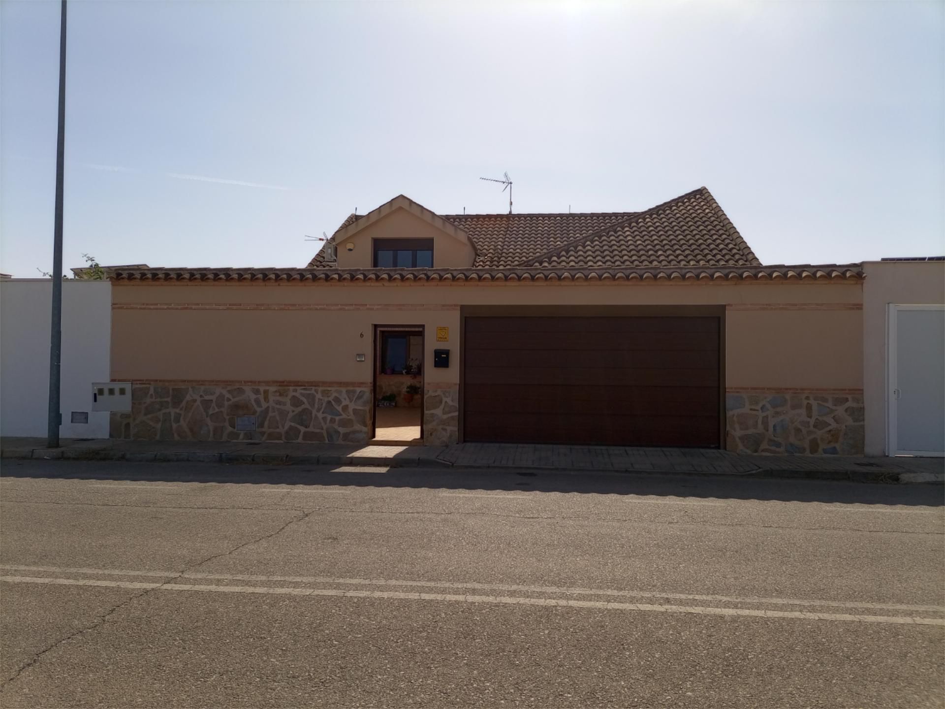 Exterior view of Single-family semi-detached for sale in Carrión de Calatrava  with Air Conditioner, Heating and Private garden
