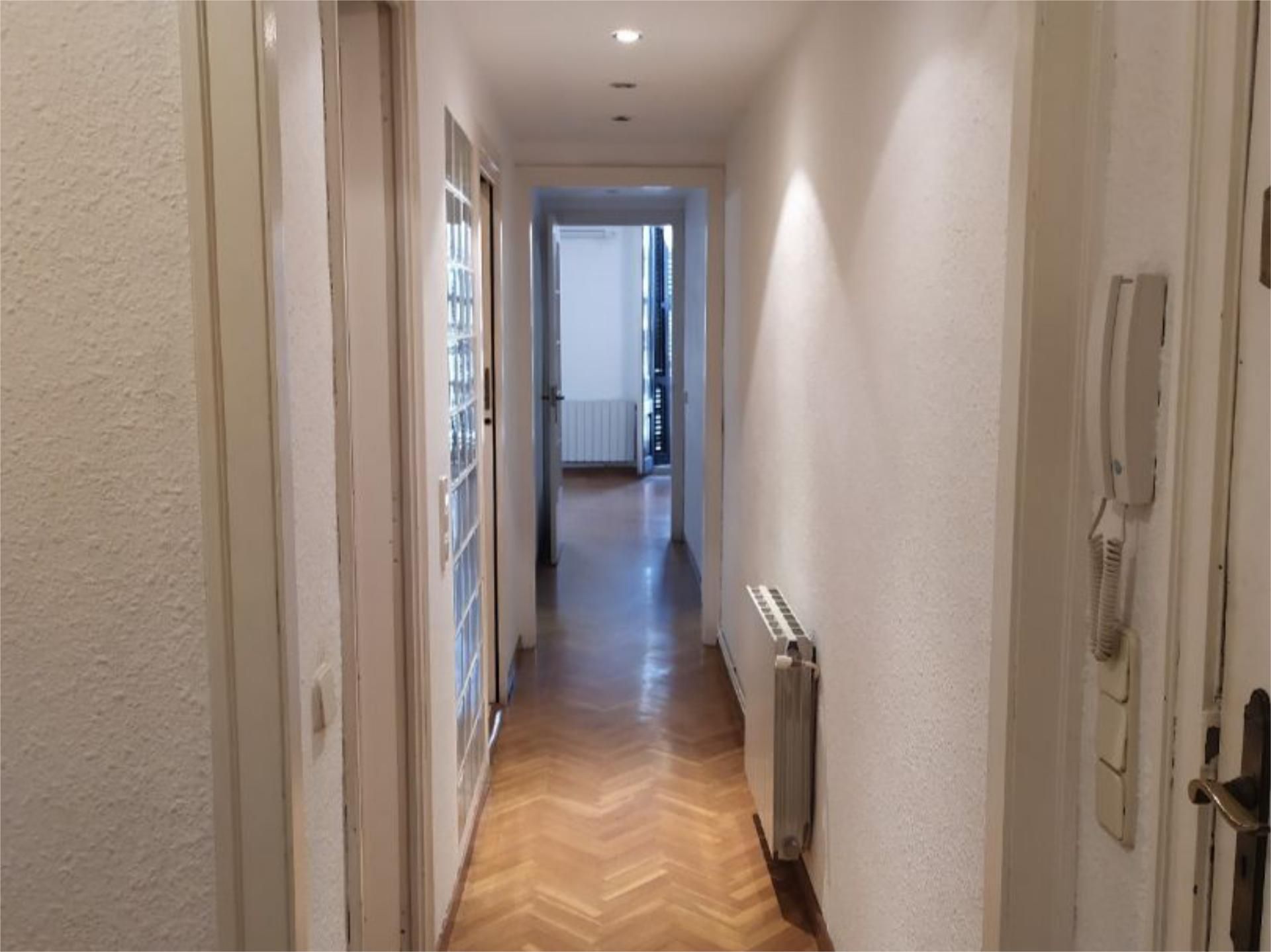 Flat to rent in  Barcelona Capital  with Air Conditioner and Balcony