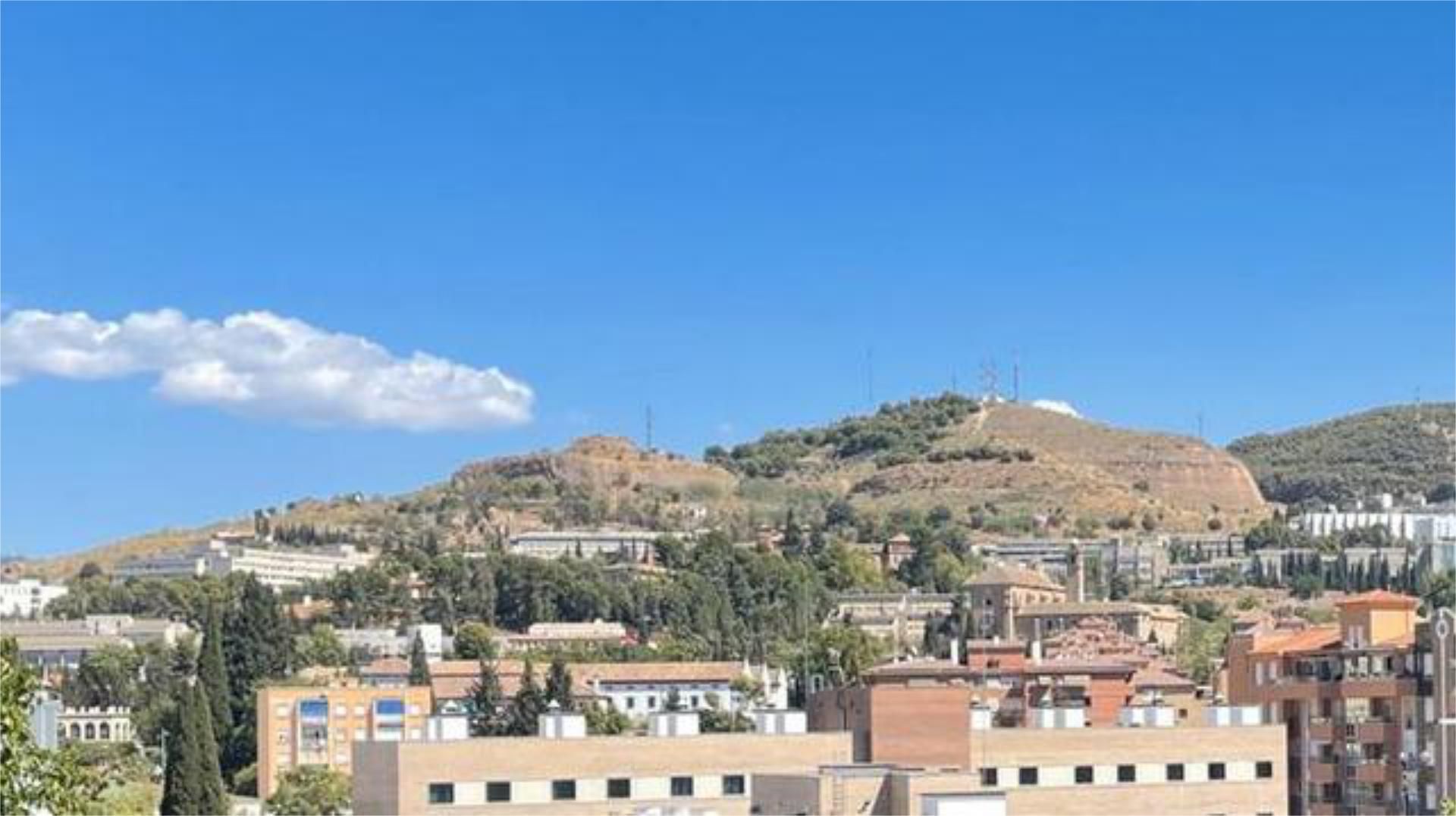 Vista exterior de Àtic en venda en  Granada Capital amb Calefacció, Terrassa i Traster