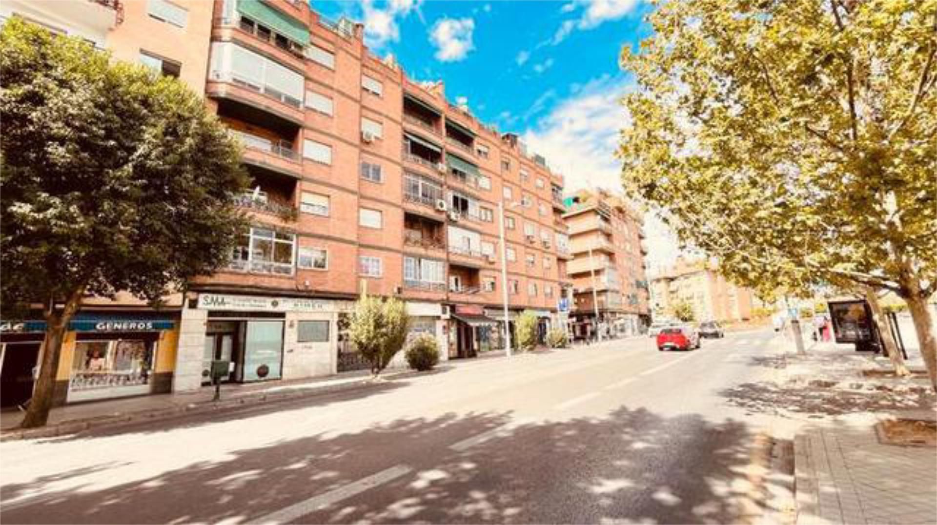 Vista exterior de Àtic en venda en  Granada Capital amb Calefacció, Terrassa i Traster