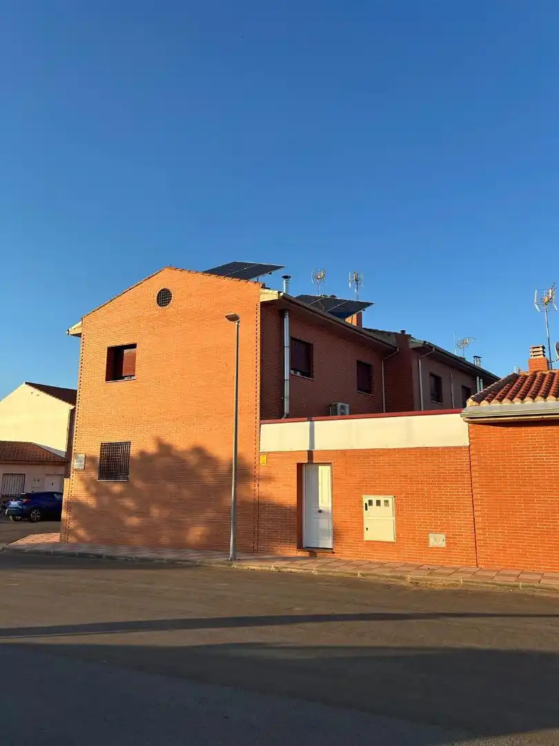 Casa adosada en venta en Calle las Carboneras, 23, Fernán Caballero Vista exterior de Casa adosada en venta en Fernán Caballero con Aire acondicionado, Calefacción y Jardín privado