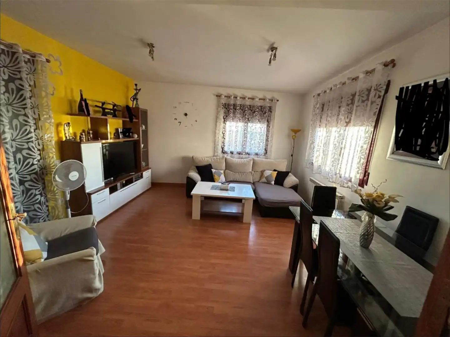 Casa adosada en venta en Calle las Carboneras, 23, Fernán Caballero Sala de estar de Casa adosada en venta en Fernán Caballero con Aire acondicionado, Calefacción y Jardín privado