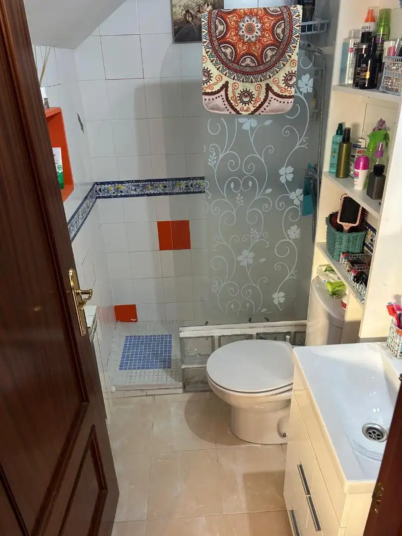 Casa adosada en venta en Calle las Carboneras, 23, Fernán Caballero Baño de Casa adosada en venta en Fernán Caballero con Aire acondicionado, Calefacción y Jardín privado