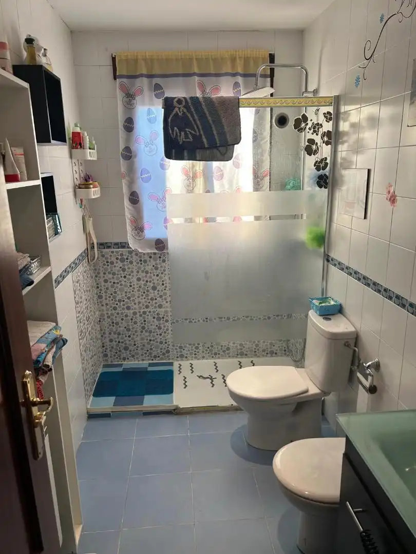 Casa adosada en venta en Calle las Carboneras, 23, Fernán Caballero Baño de Casa adosada en venta en Fernán Caballero con Aire acondicionado, Calefacción y Jardín privado