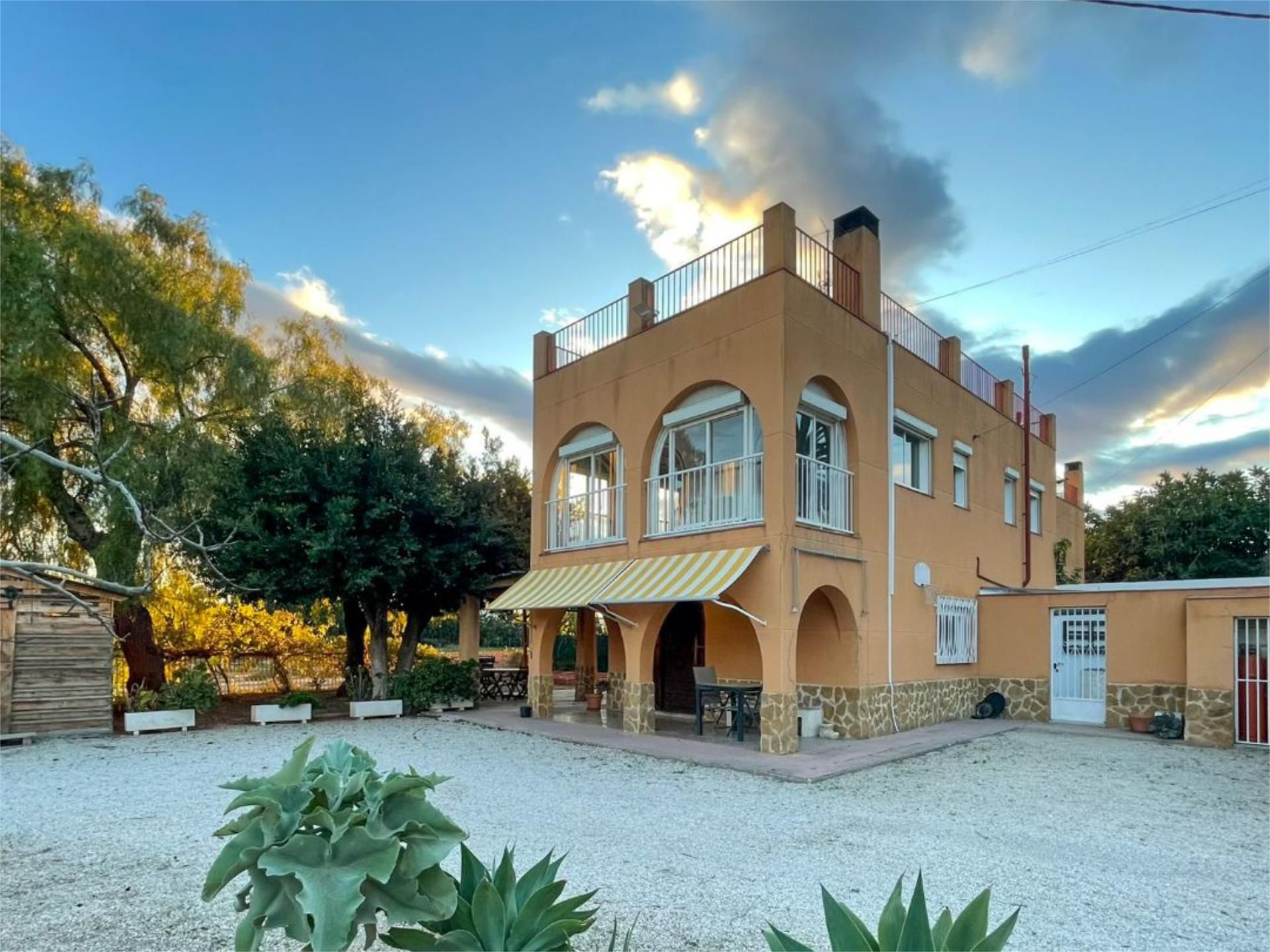 Vista exterior de Casa o xalet de lloguer en Elche / Elx amb Aire condicionat, Calefacció i Jardí privat