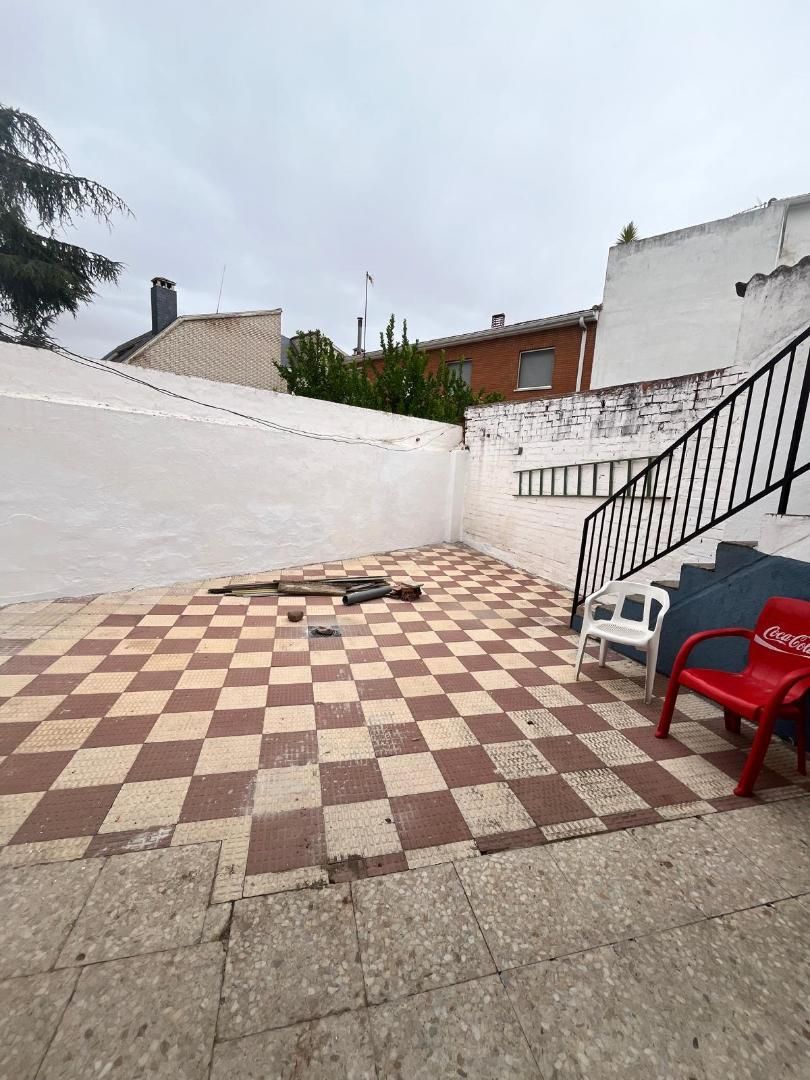 Casa adosada en venda a Plaza Constitución, 1, La Pueblanueva Terrassa de Casa adosada en venda en La Pueblanueva amb Traster, Forn i Rentadora