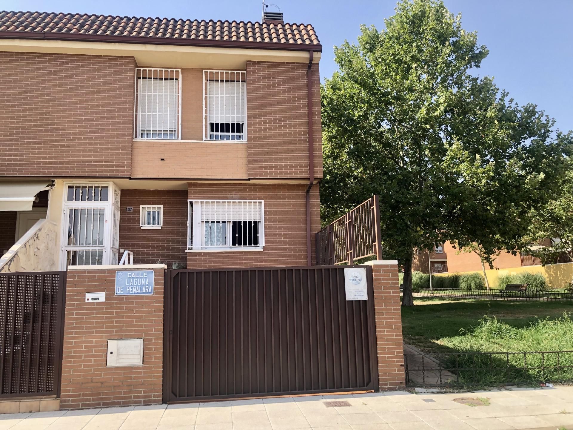 Vista exterior de Casa o xalet en venda en Parla amb Aire condicionat i Terrassa