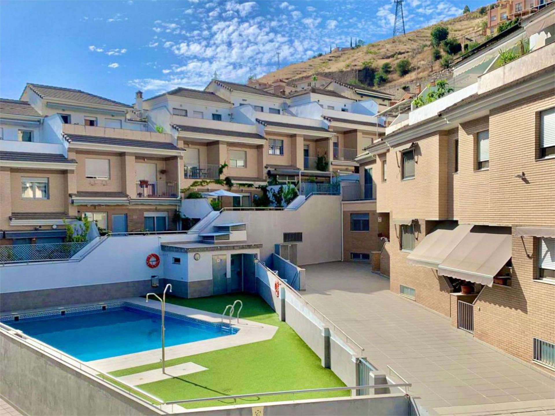 Vista exterior de Casa adosada en venta en  Granada Capital con Piscina y Balcón