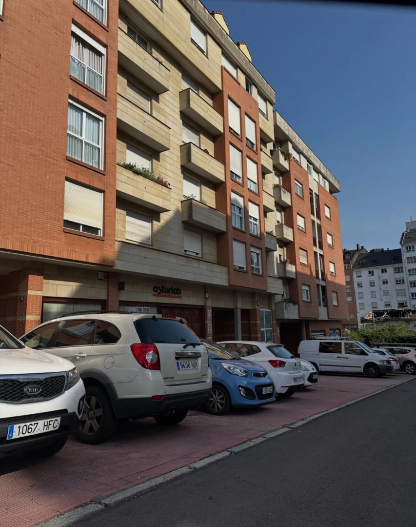 Vista exterior de Pis de lloguer en Oviedo  amb Calefacció, Parquet i Traster