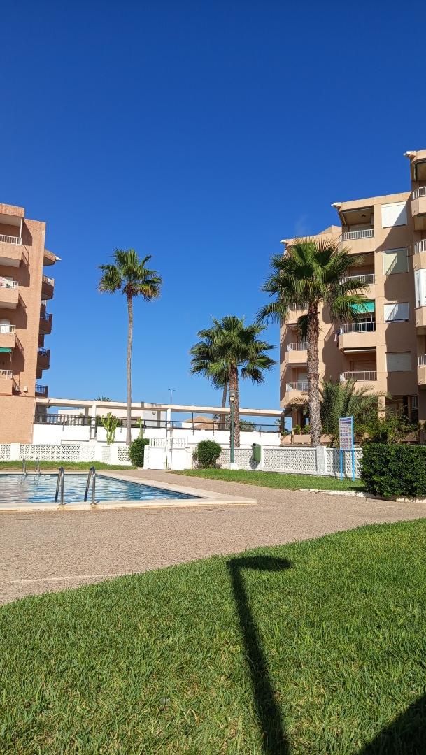 Piscina de Pis de lloguer en La Manga del Mar Menor amb Aire condicionat, Jardí privat i Terrassa