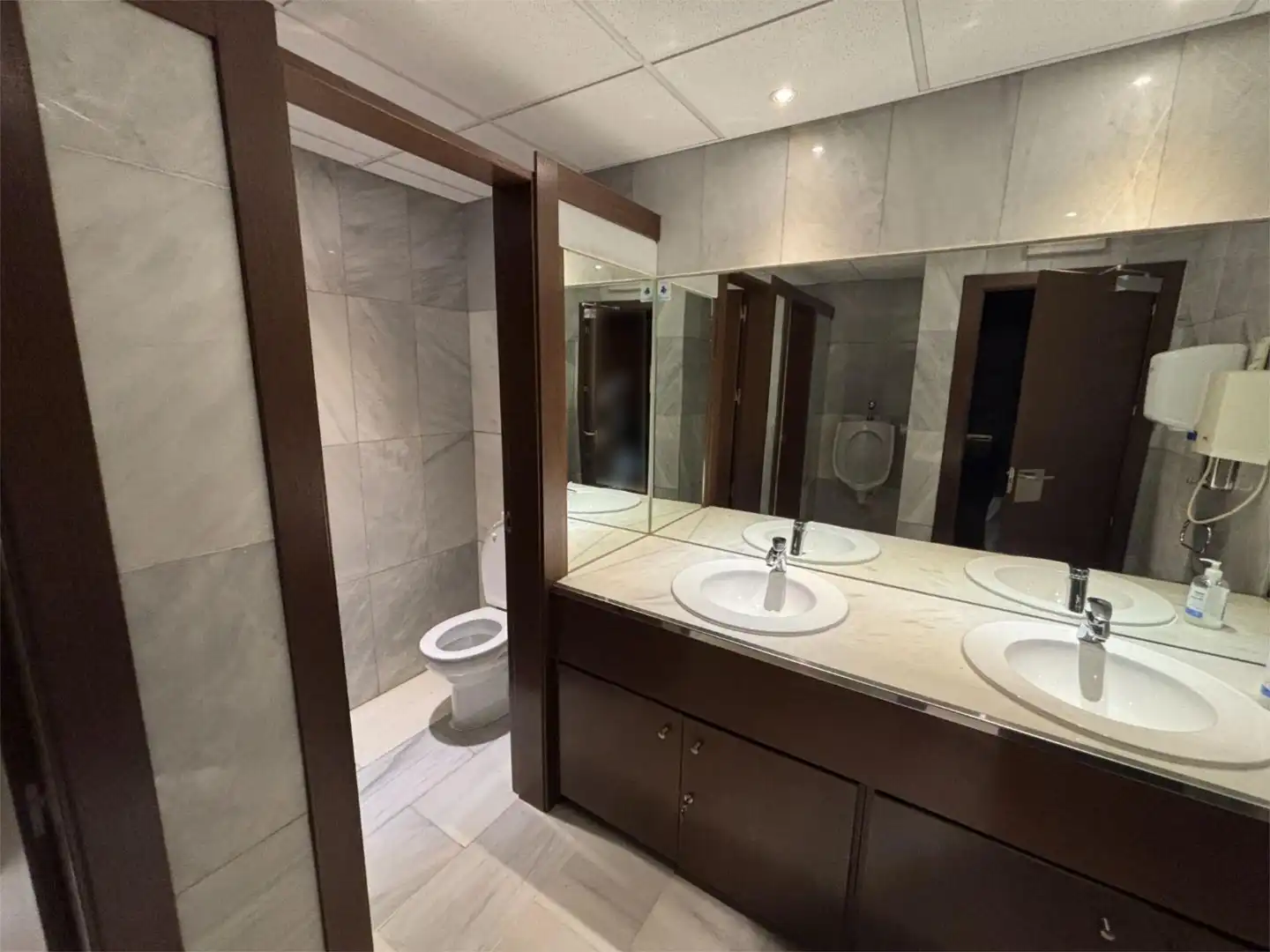 Bathroom of Office for rent in Madrid