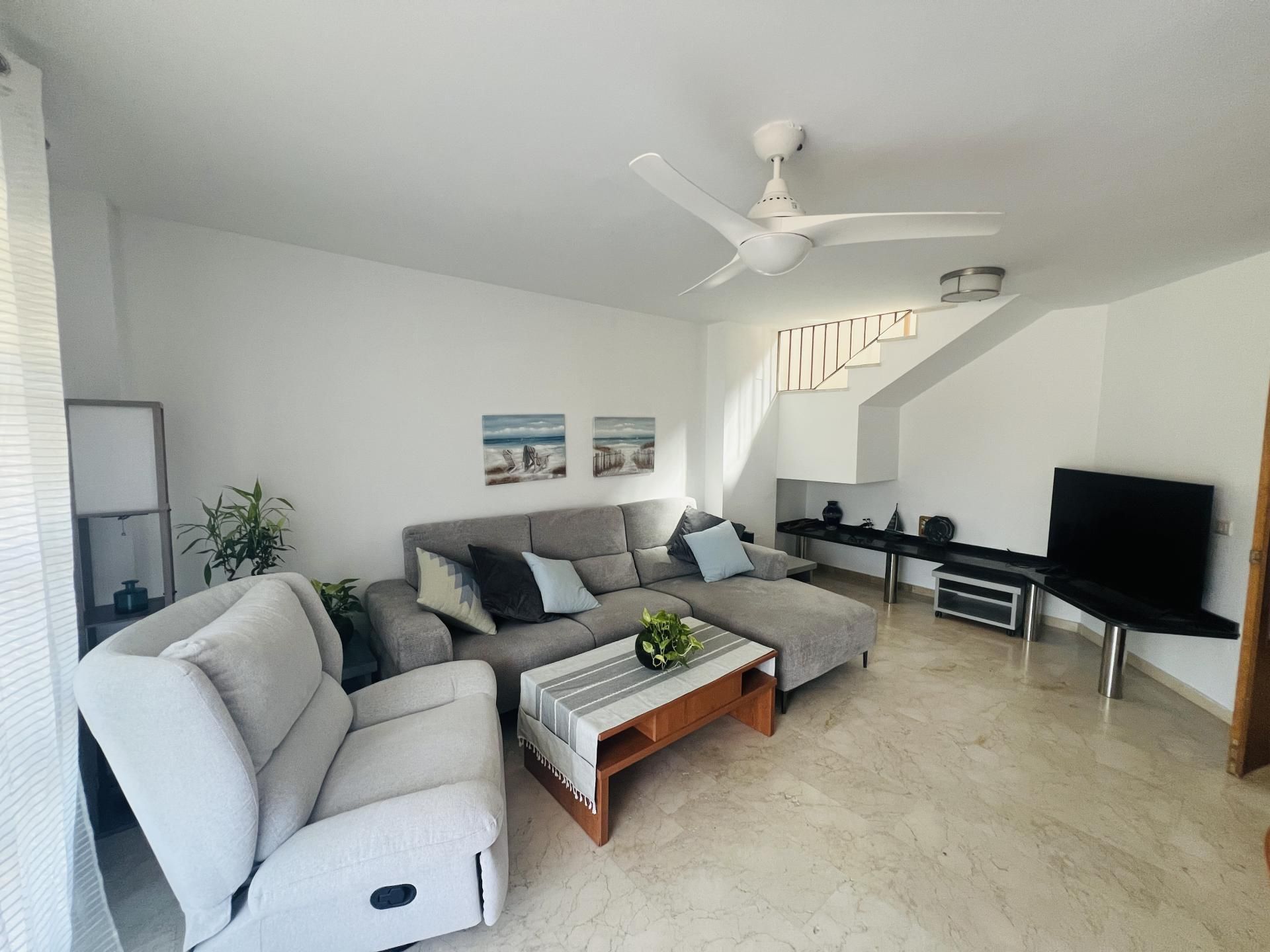 Wohnzimmer von Einfamilien-Reihenhaus miete in Benalmádena mit Klimaanlage, Terrasse und Schwimmbad