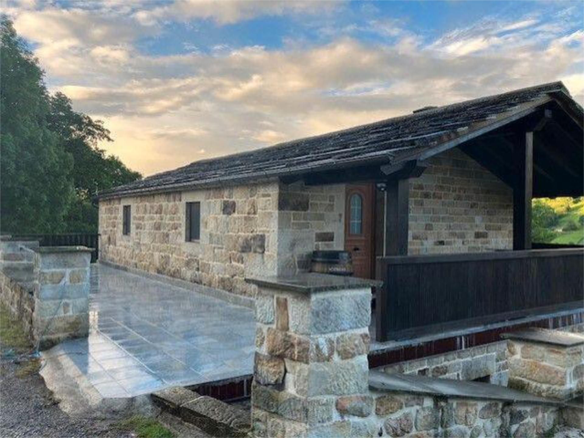 Vista exterior de Casa o xalet en venda en San Pedro del Romeral amb Calefacció, Jardí privat i Terrassa