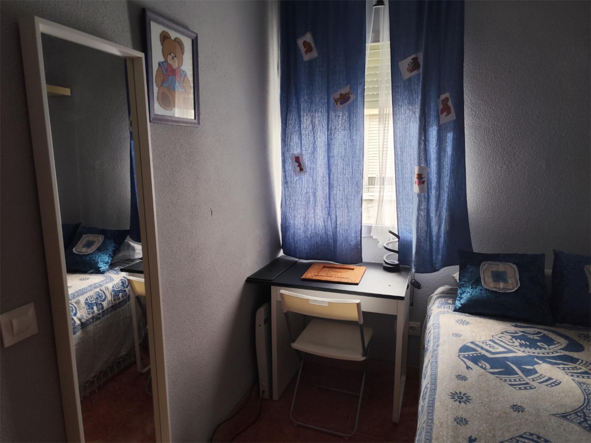 Pis per a compartir a Calle de Pinto, 72, Calle Pinto - San Roque Dormitori de Pis per a compartir en Parla amb Calefacció, Terrassa i Moblat