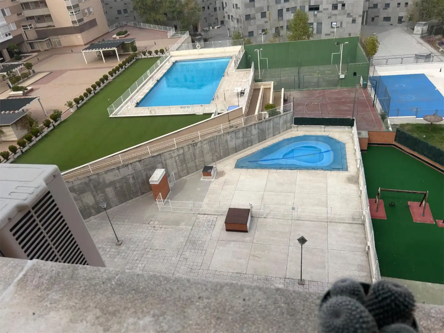 Swimming pool of Flat for share in Madrid  with Air Conditioner, Heating and Private garden