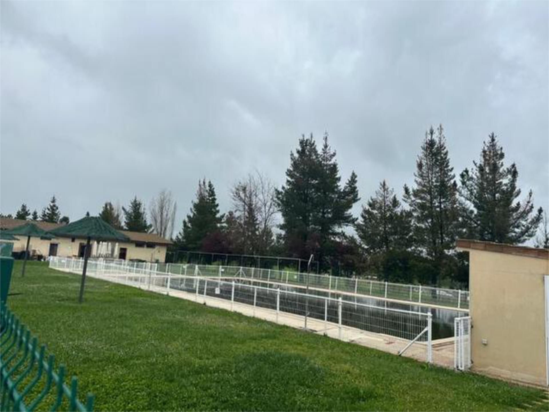 Piscina de Casa adosada en venda en Hontanares de Eresma amb Calefacció, Jardí privat i Terrassa