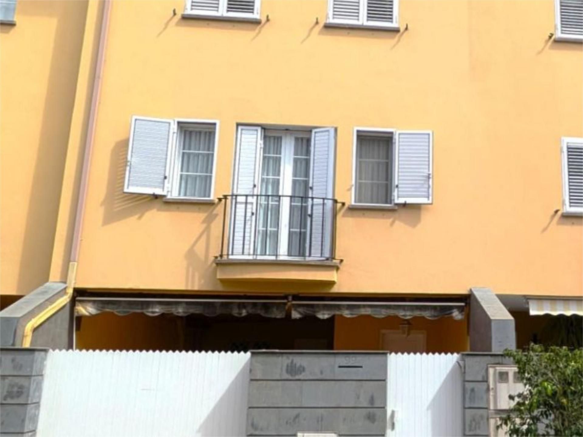 Vista exterior de Casa adosada en venta en Las Palmas de Gran Canaria con Parquet, Terraza y Trastero