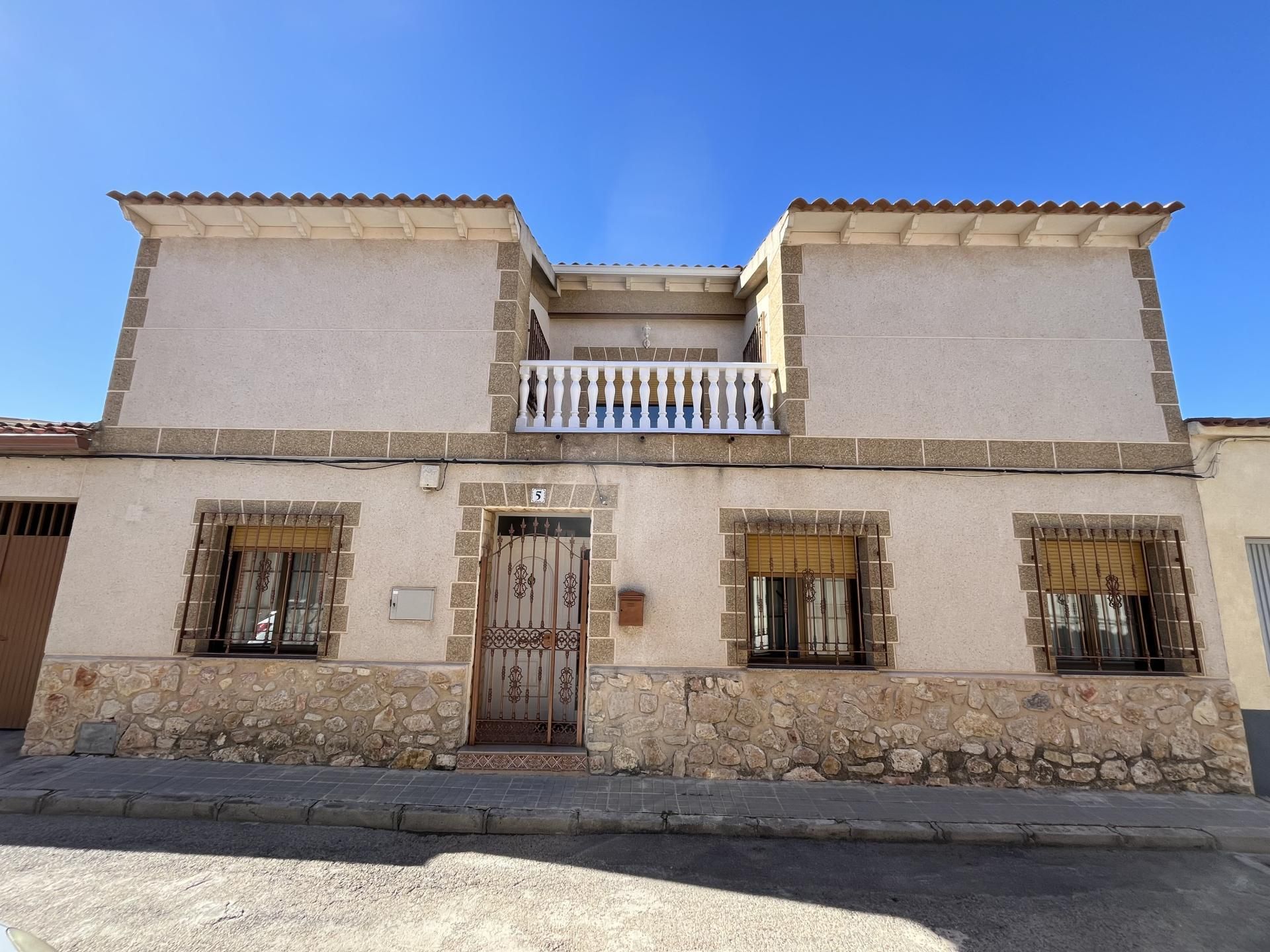 Vista exterior de Casa o xalet en venda en Villacañas amb Aire condicionat, Terrassa i Balcó
