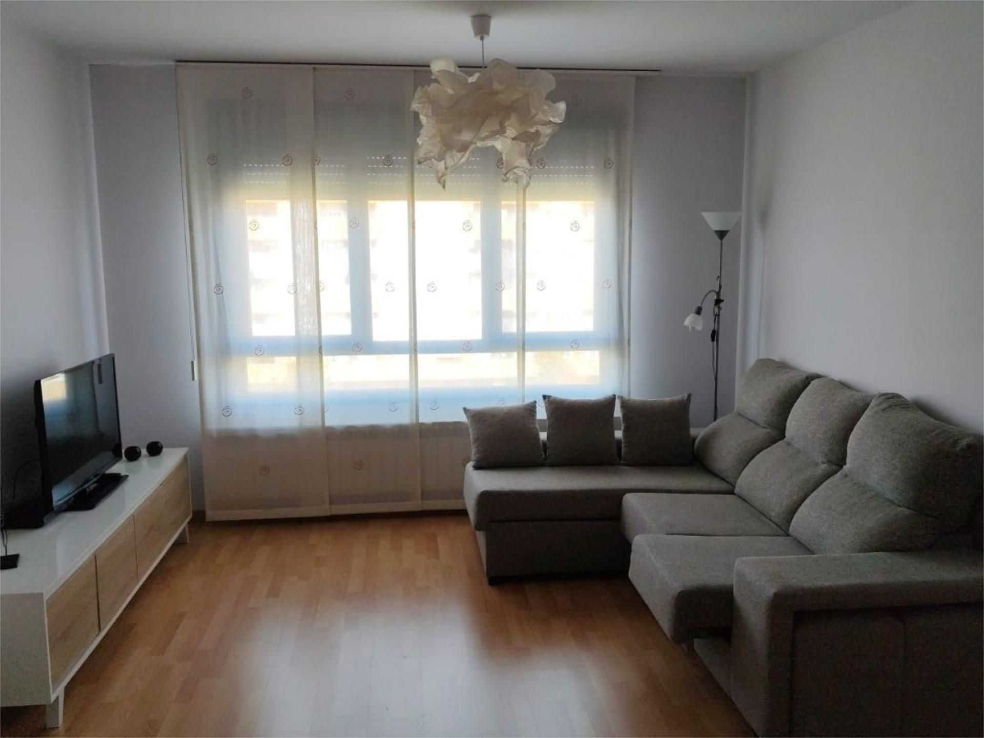 Sala d'estar de Pis de lloguer en  Logroño amb Calefacció, Jardí privat i Parquet