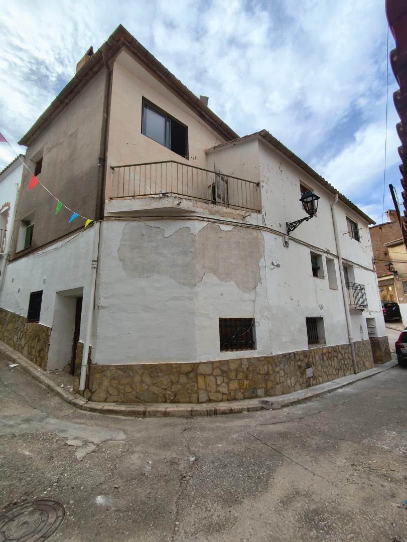 Vista exterior de Casa adosada en venta en Titaguas con Parquet, Amueblado y Lavadora