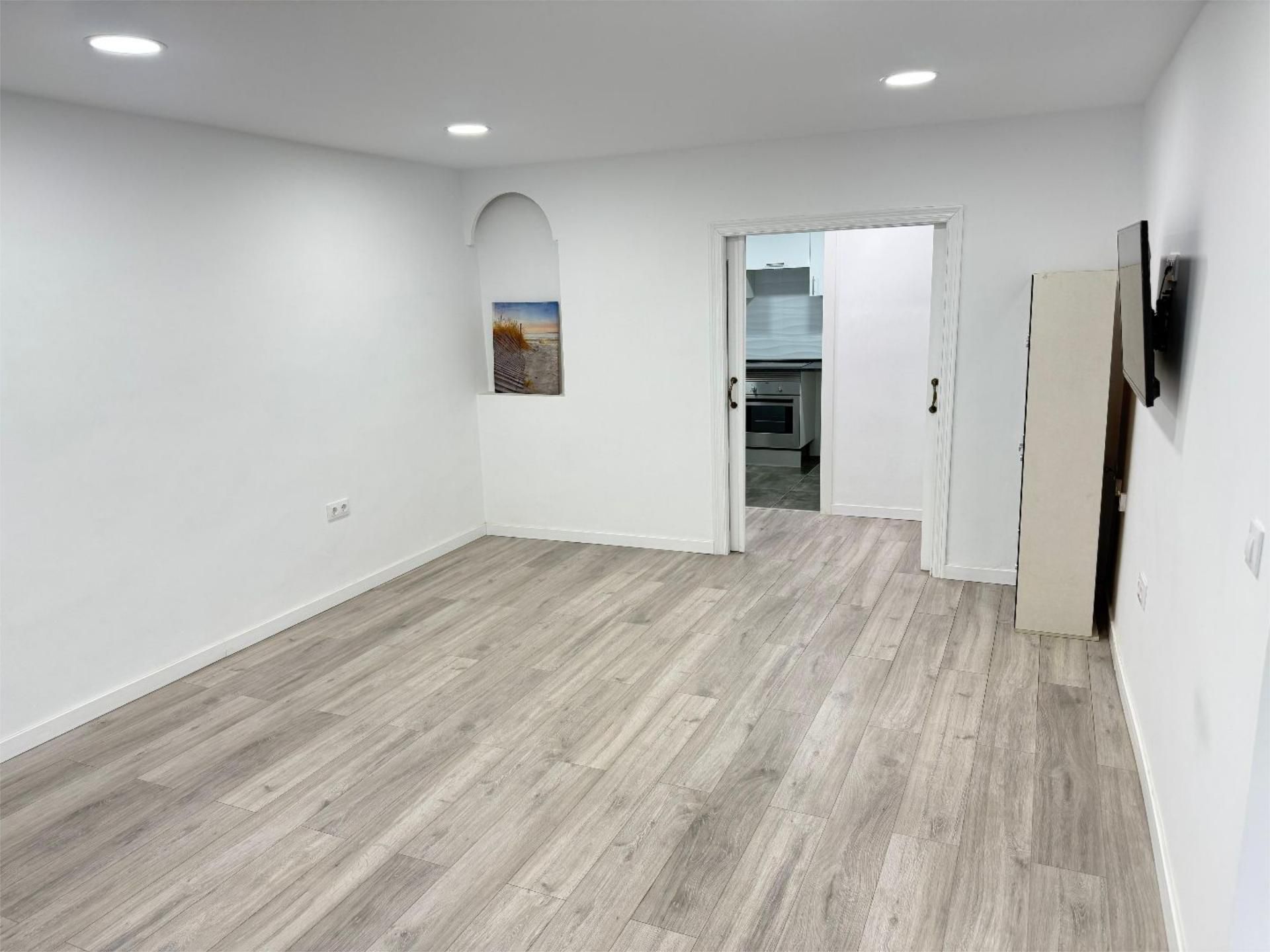 Flat for sale in  Valencia Capital  with Air Conditioner and Balcony