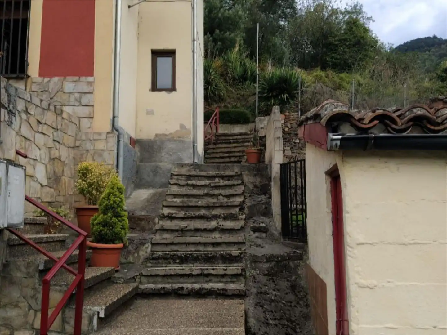 Piso en venta en Barrio Cuarteles de Arriba, 15, Aller Vista exterior de Piso en venta en Aller con Jardín privado