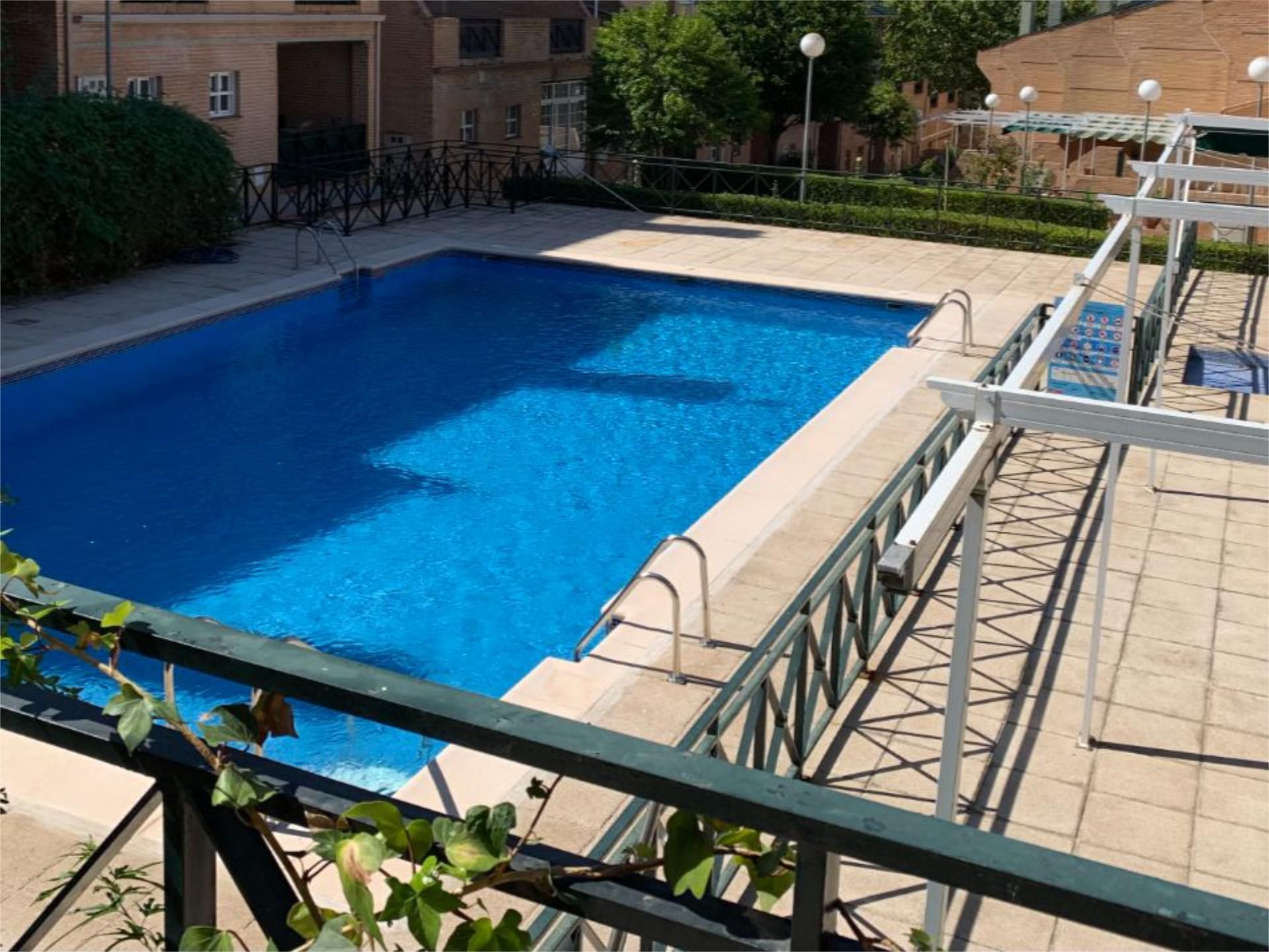 Swimming pool of Single-family semi-detached for sale in  Toledo Capital  with Air Conditioner, Heating and Private garden