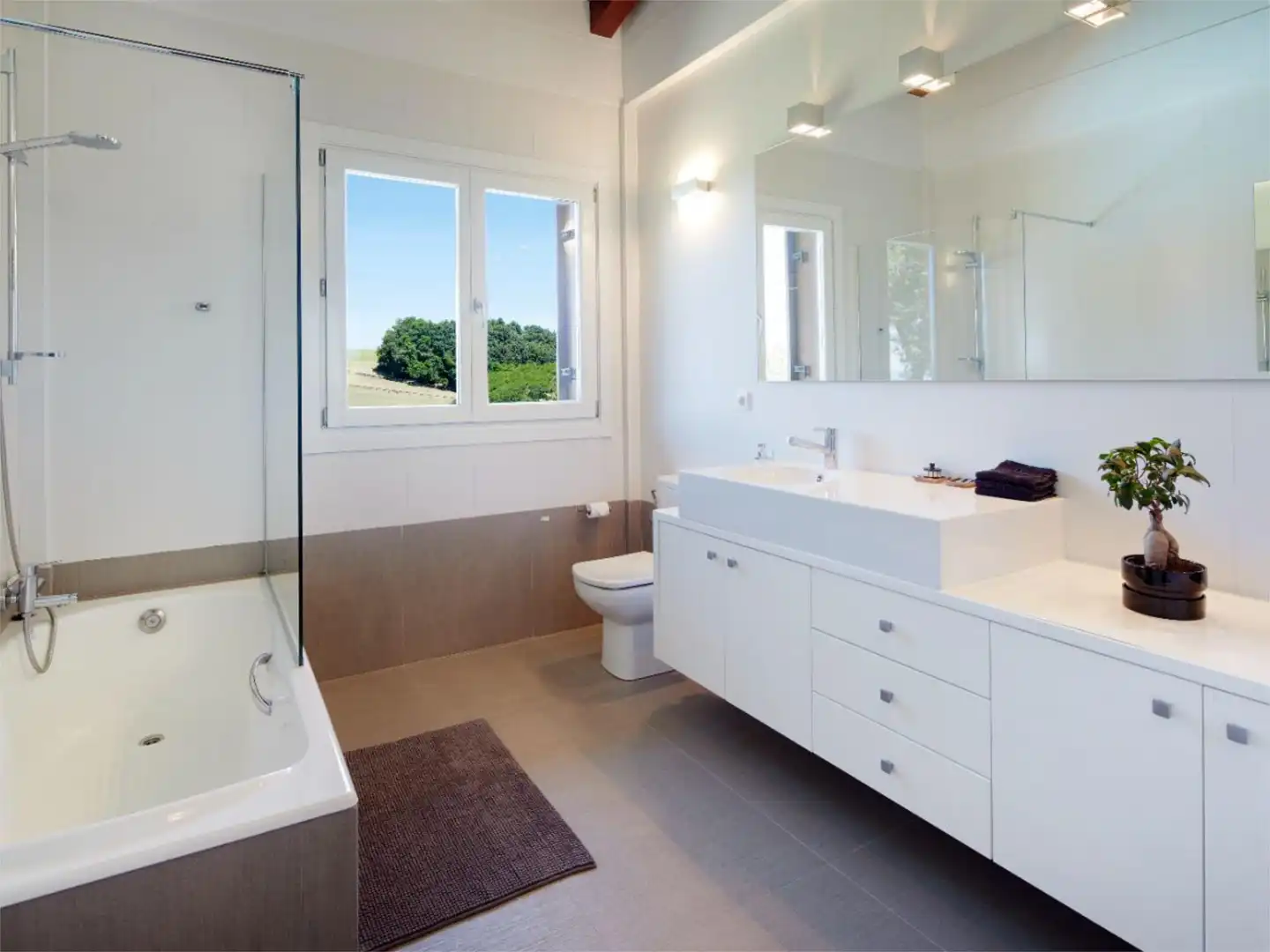 Flat for rent in Barrio Gornutz-Montaña, 9, Hondarribia Bathroom of Flat for rent in Hondarribia with Heating, Private garden and Parquet flooring