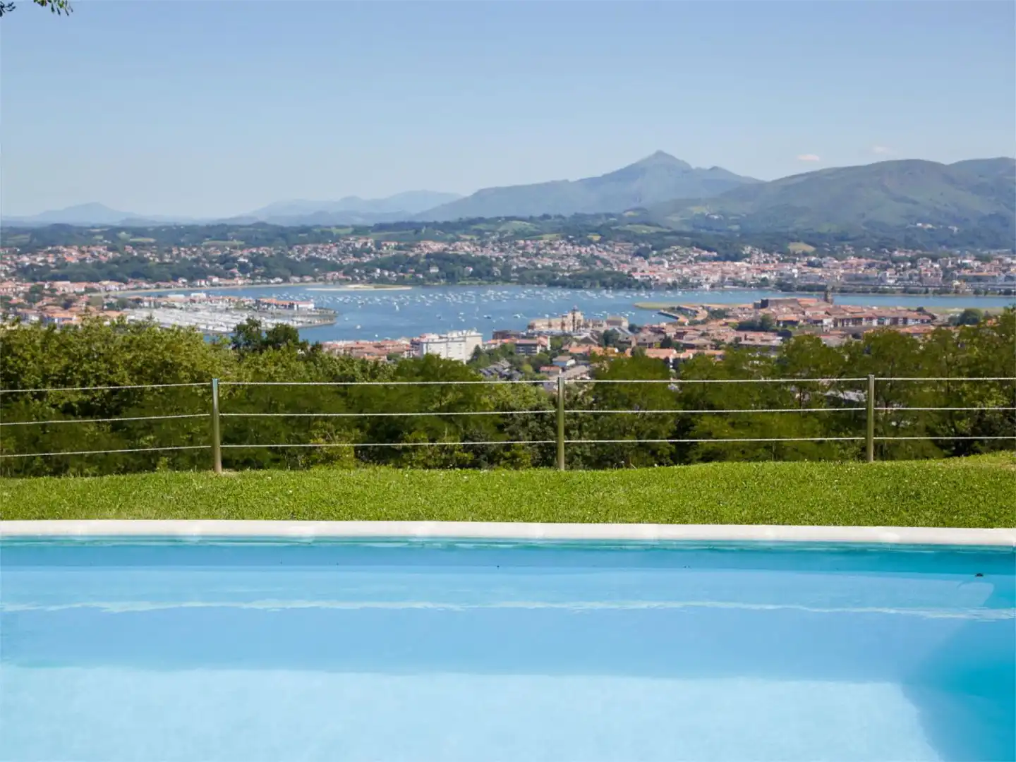 Flat for rent in Barrio Gornutz-Montaña, 9, Hondarribia Swimming pool of Flat for rent in Hondarribia with Heating, Private garden and Parquet flooring